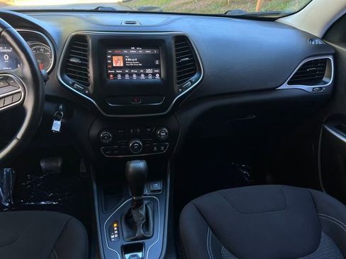 Used 2019 Jeep Cherokee Latitude w/ Cold Weather Group image 14