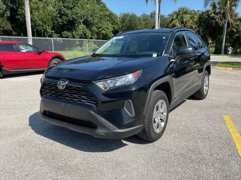 Used 2020 Toyota RAV4 LE FWD image 2