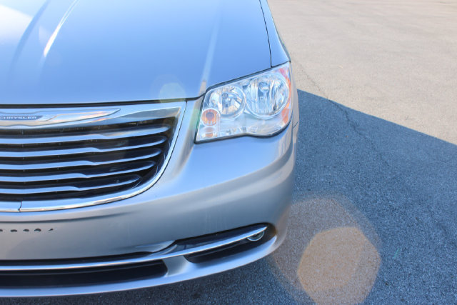 Used 2016 Chrysler Town & Country Touring FWD image 36