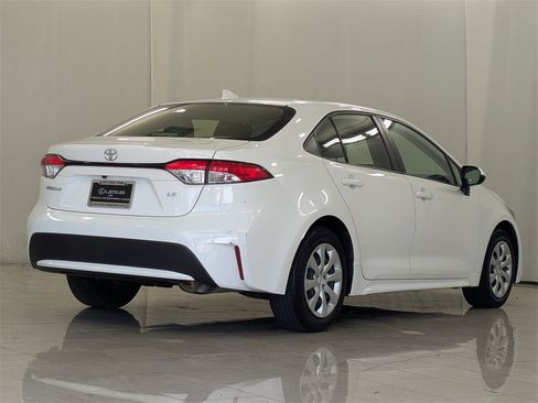 Used 2021 Toyota Corolla LE image 9