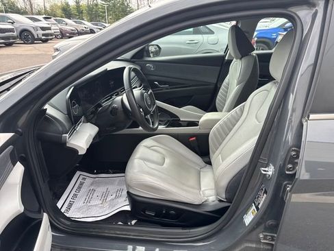 Used 2025 Hyundai Elantra Limited FWD image 16