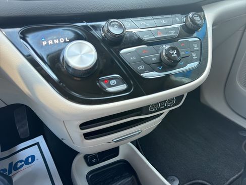 Used 2024 Chrysler Pacifica Touring-L FWD image 23