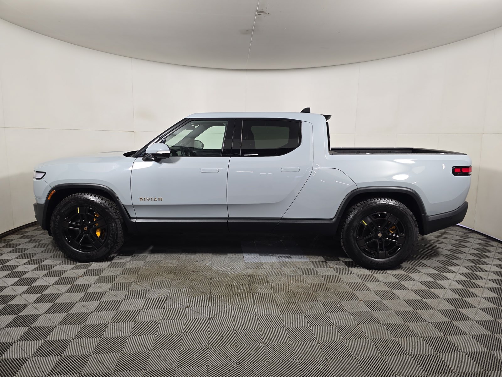 Used 2022 Rivian R1T Adventure AWD/4WD image 2