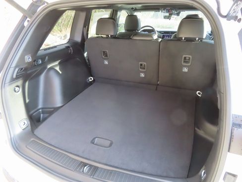 New 2025 Jeep Grand Cherokee Altitude image 17