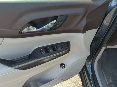 Used 2019 GMC Acadia SLT w/ LPO, Floor Liner Package FWD image 13
