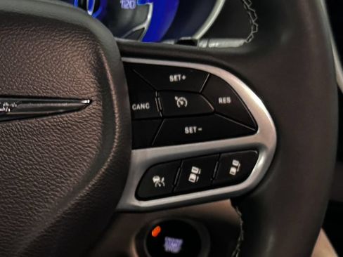 Used 2023 Chrysler Pacifica Touring-L FWD image 7