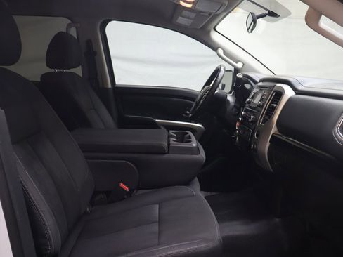 Used 2018 Nissan Titan SV image 9