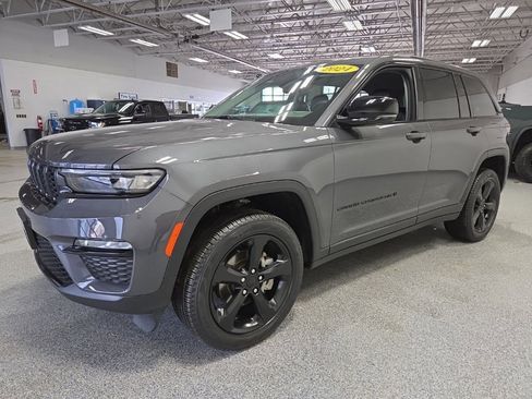 Used 2024 Jeep Grand Cherokee Limited w/ Black Appearance Package image 2