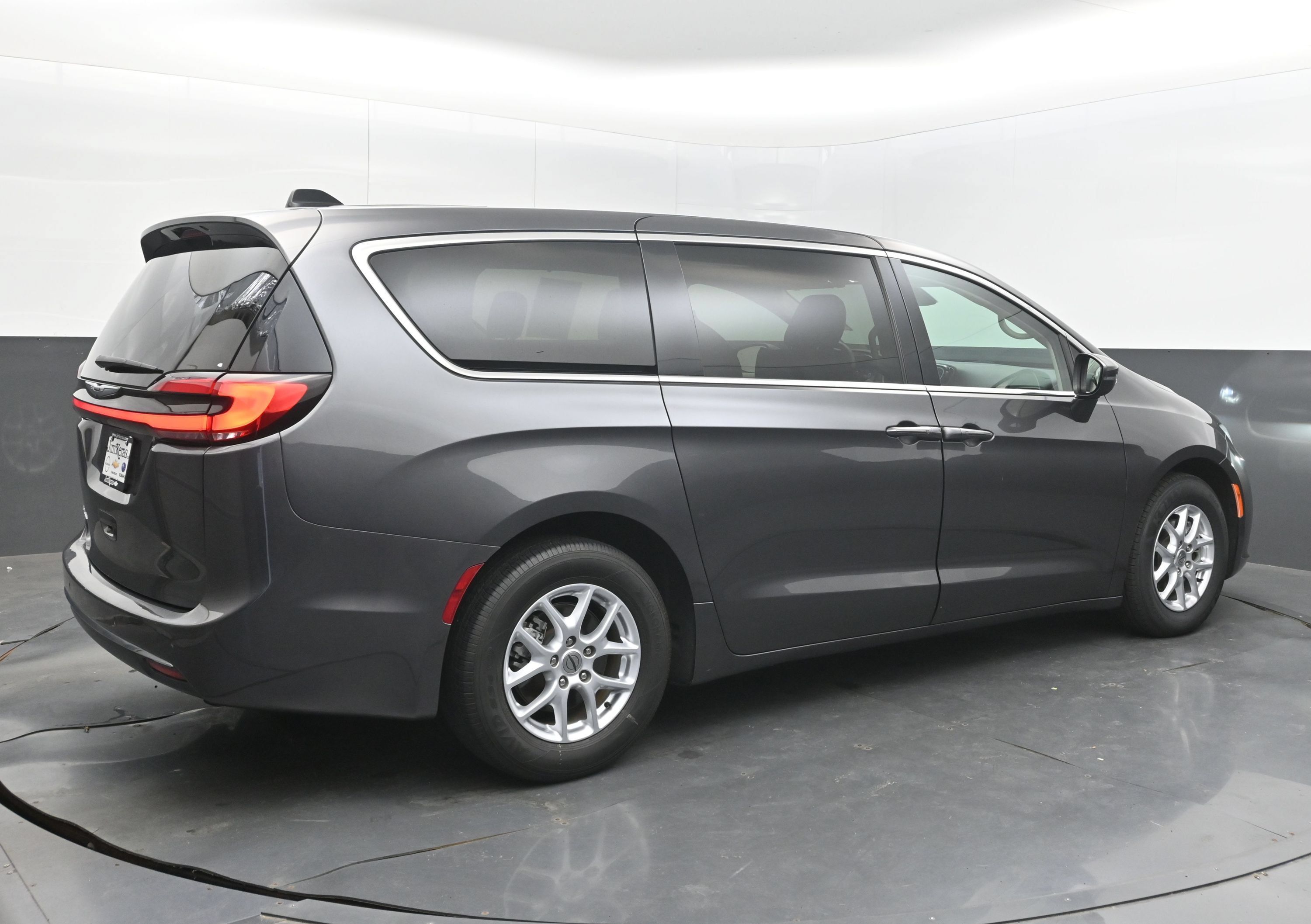Used 2023 Chrysler Pacifica Touring-L FWD image 9