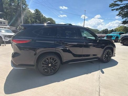 Used 2023 Toyota Highlander XSE AWD/4WD image 6