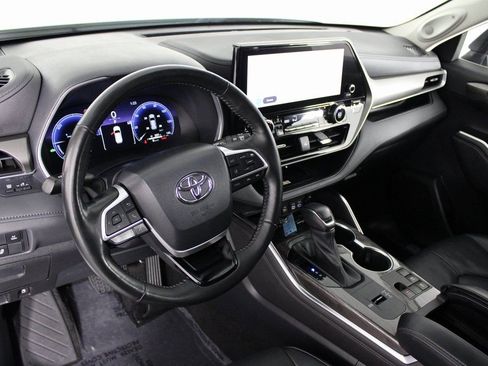 Used 2023 Toyota Highlander Limited image 15