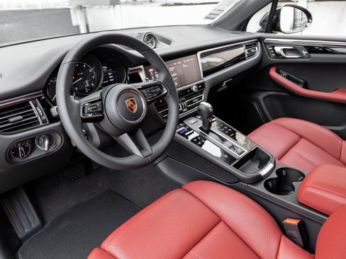 Certified 2026 Porsche Macan image 4