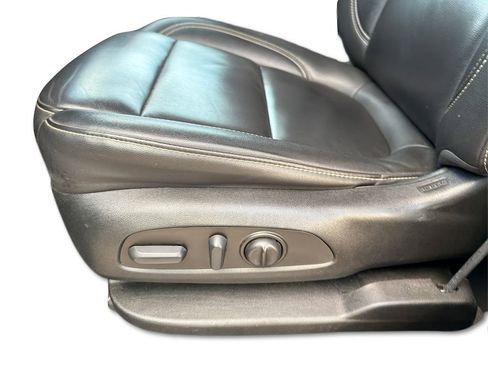 Used 2023 Chevrolet Traverse LT image 19