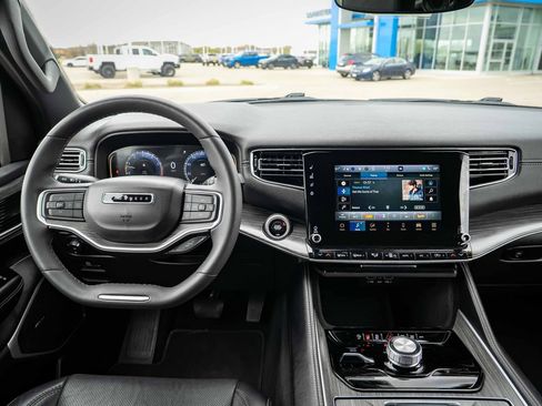 Used 2023 Jeep Wagoneer L Series II AWD/4WD image 30