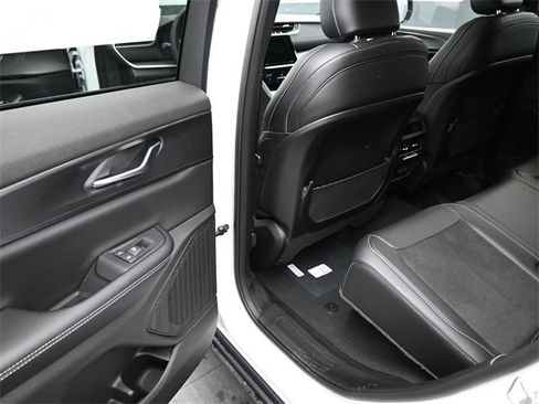 New 2025 Jeep Grand Cherokee Altitude image 14