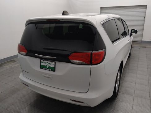 Used 2022 Chrysler Voyager LX FWD image 7