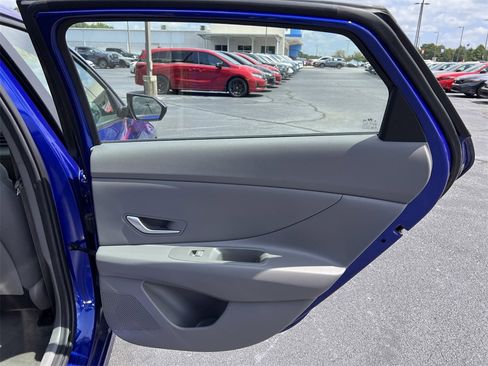 Used 2024 Hyundai Elantra SEL image 12