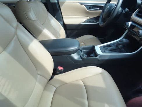 Used 2021 Toyota RAV4 XLE w/ Convenience Package FWD image 9