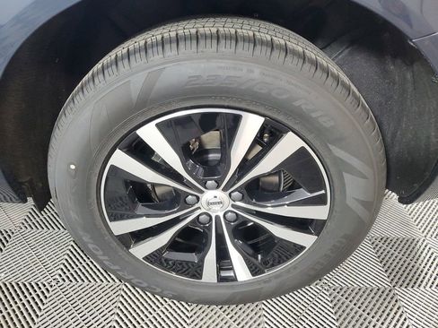 Certified 2025 Volvo XC60 B5 Core image 13