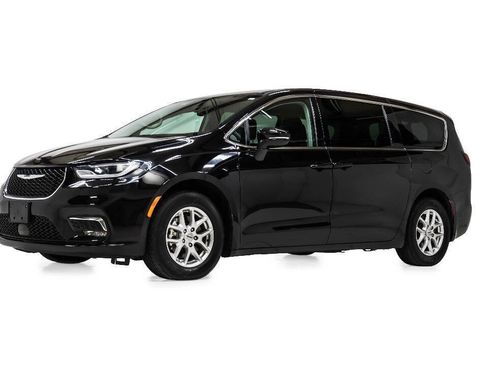 Used 2024 Chrysler Pacifica Touring-L FWD image 2