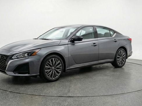 Used 2025 Nissan Altima 2.5 SV FWD image 3