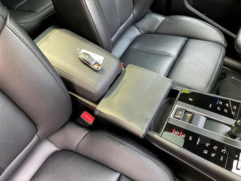 Certified 2025 Porsche Macan image 16