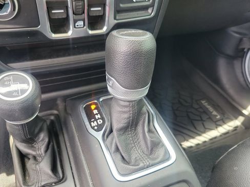 Used 2023 Jeep Gladiator Sport AWD/4WD image 32