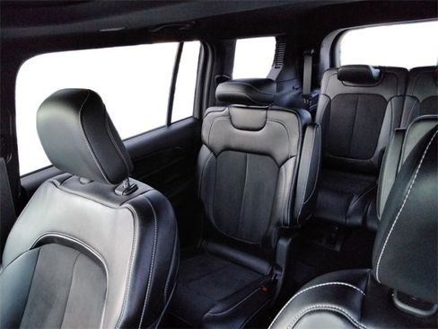 Used 2023 Jeep Grand Cherokee L Laredo image 23