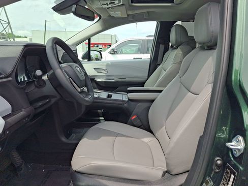 Certified 2025 Toyota Sienna XLE FWD image 12