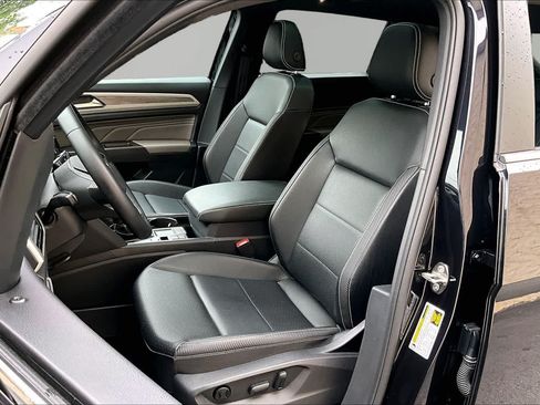 Used 2023 Volkswagen Atlas Cross Sport SE w/ Panoramic Sunroof Package FWD image 8