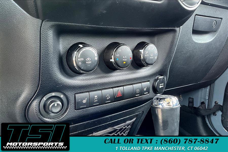 Used 2014 Jeep Wrangler Unlimited Sahara w/ Dual Top Group AWD/4WD image 33