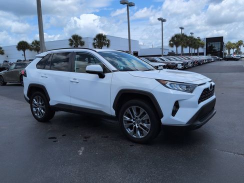 Used 2019 Toyota RAV4 XLE Premium FWD image 2