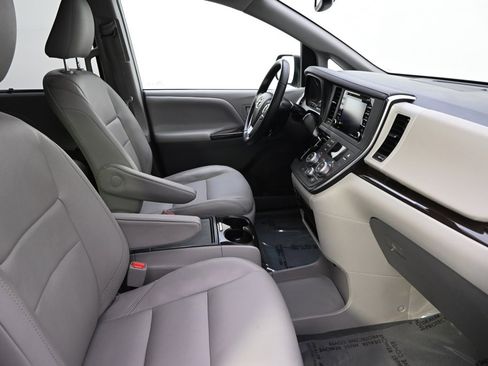 Used 2019 Toyota Sienna XLE image 14