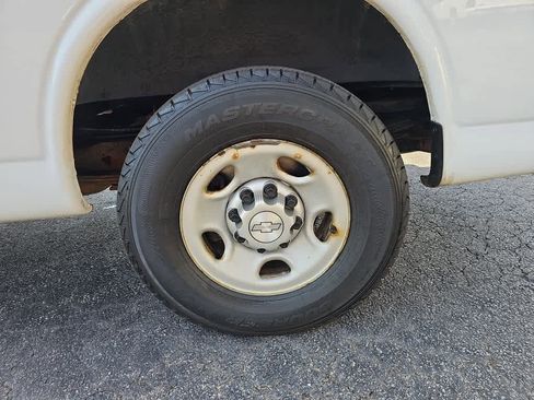 Used 2017 Chevrolet Express 2500 image 11