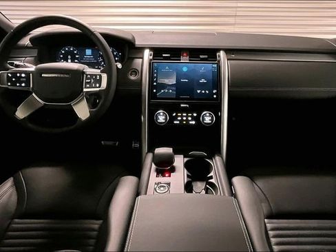 Certified 2025 Land Rover Discovery Dynamic SE AWD/4WD image 18