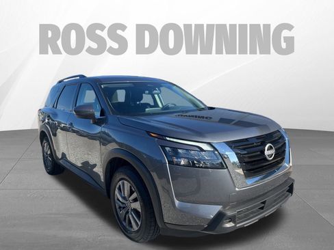 Used 2024 Nissan Pathfinder SV image 3