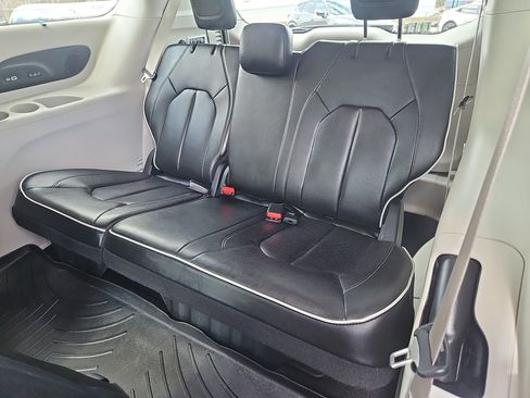 Used 2022 Chrysler Pacifica Limited AWD/4WD image 34