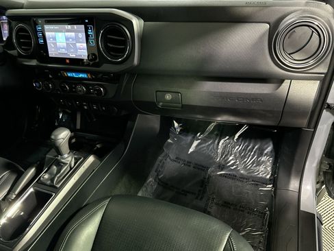 Used 2018 Toyota Tacoma SR image 37