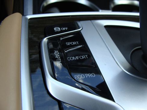 Used 2017 BMW 750i xDrive image 29