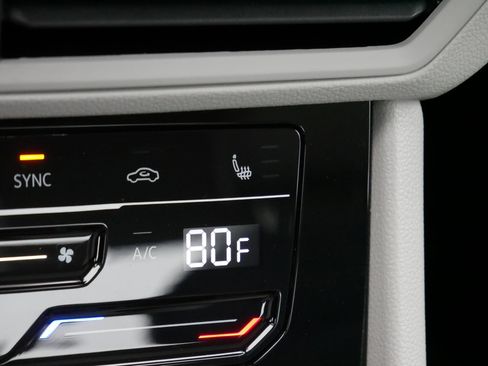 Certified 2025 Volkswagen Jetta SE image 28