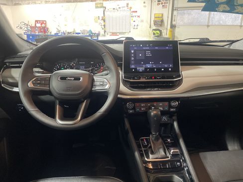 Used 2023 Jeep Compass Limited image 17