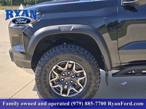 Used 2025 Chevrolet Colorado ZR2 w/ Technology Package AWD/4WD image 5