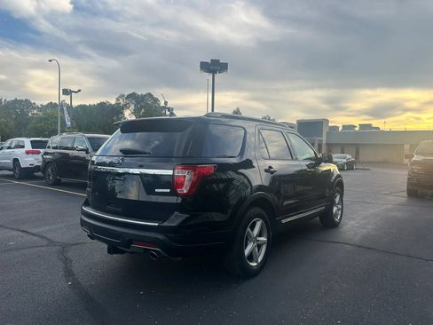 Used 2018 Ford Explorer XLT w/ Equipment Group 202A FWD image 4