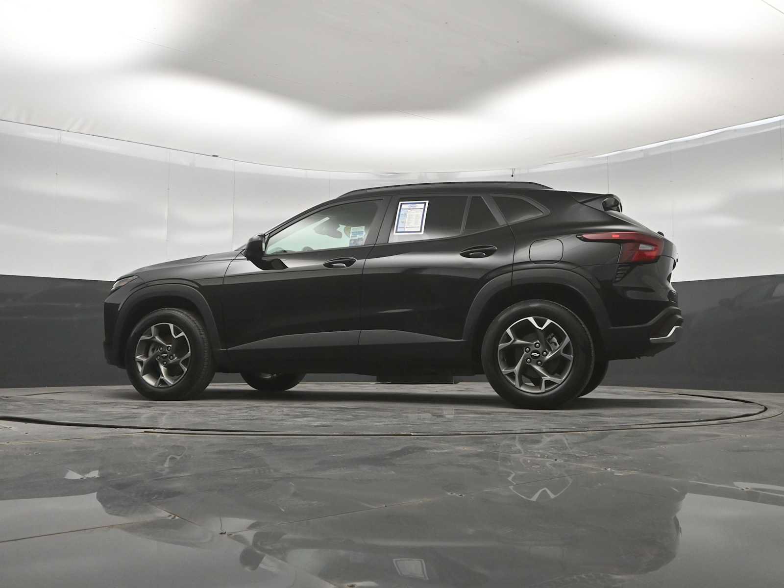 Used 2025 Chevrolet Trax LT FWD image 39