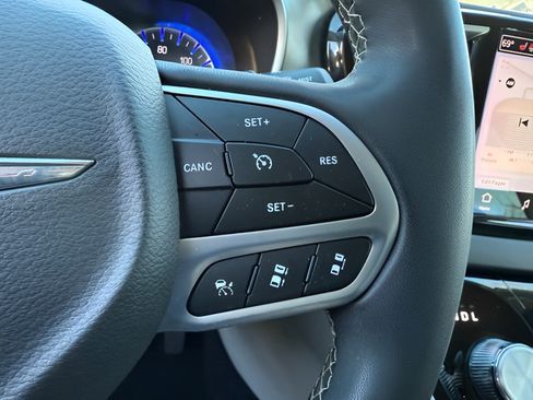 Used 2024 Chrysler Pacifica Touring-L FWD image 20