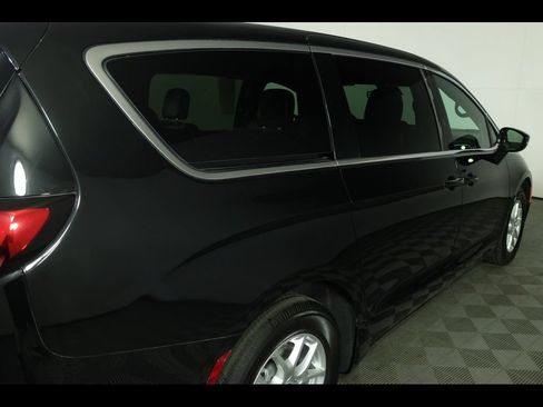 Used 2025 Chrysler Pacifica Select FWD image 19