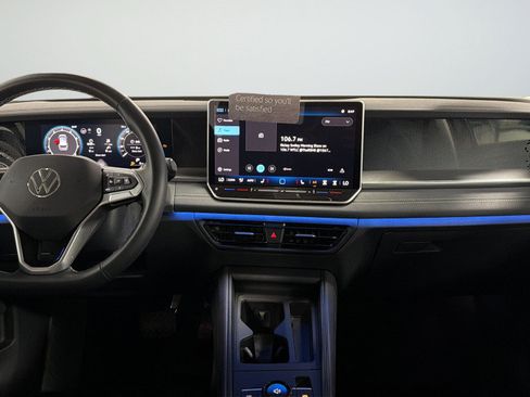 Certified 2025 Volkswagen Tiguan SE FWD image 32