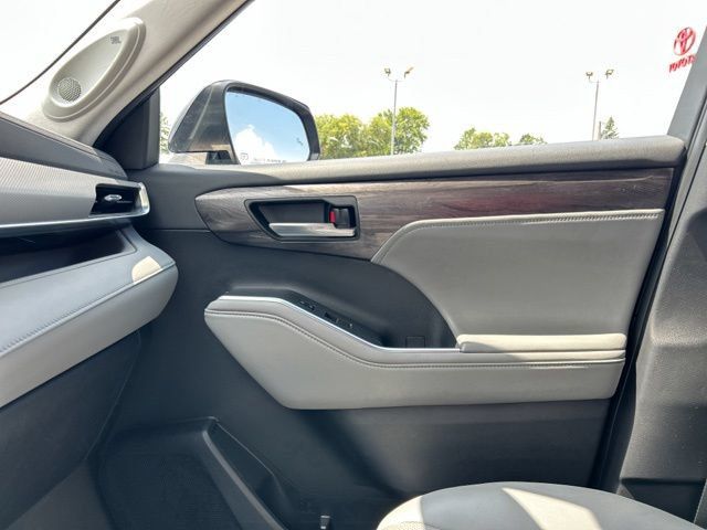 Used 2022 Toyota Highlander Platinum AWD/4WD image 47