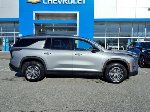 Used 2025 Chevrolet Traverse LT image 2