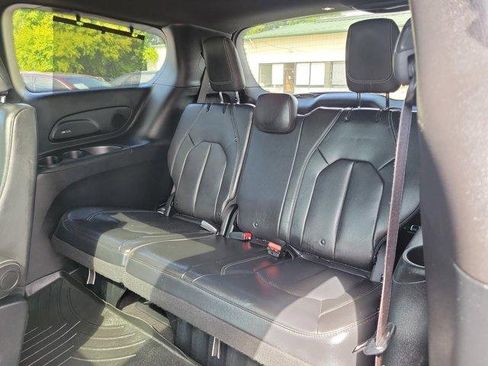 Used 2018 Chrysler Pacifica Touring-L Plus w/ S Appearance Package image 9